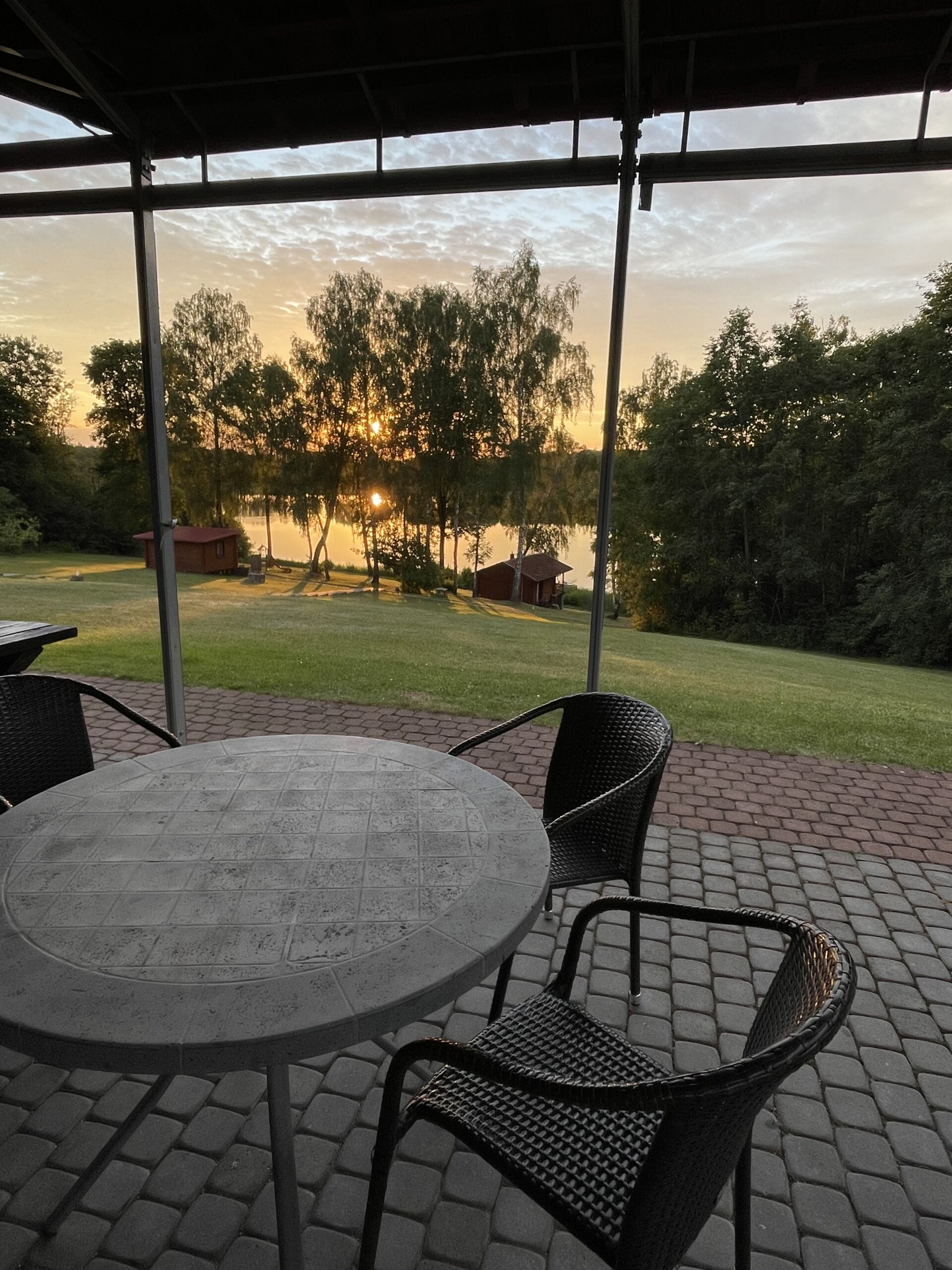 Pagrindinio namo terasa su vaizdu į ežerą